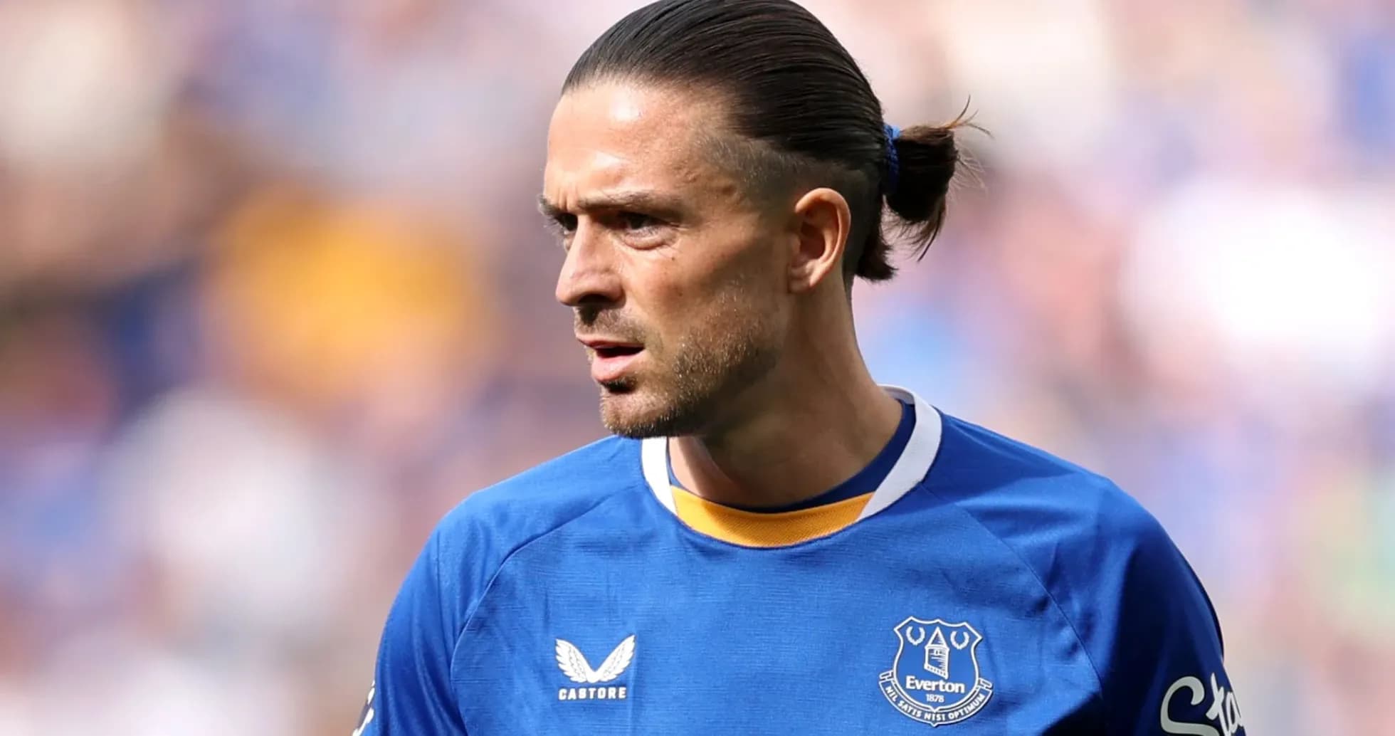 Jugador de Everton con camiseta azul en el campo Jugador de Everton con camiseta azul en el campo