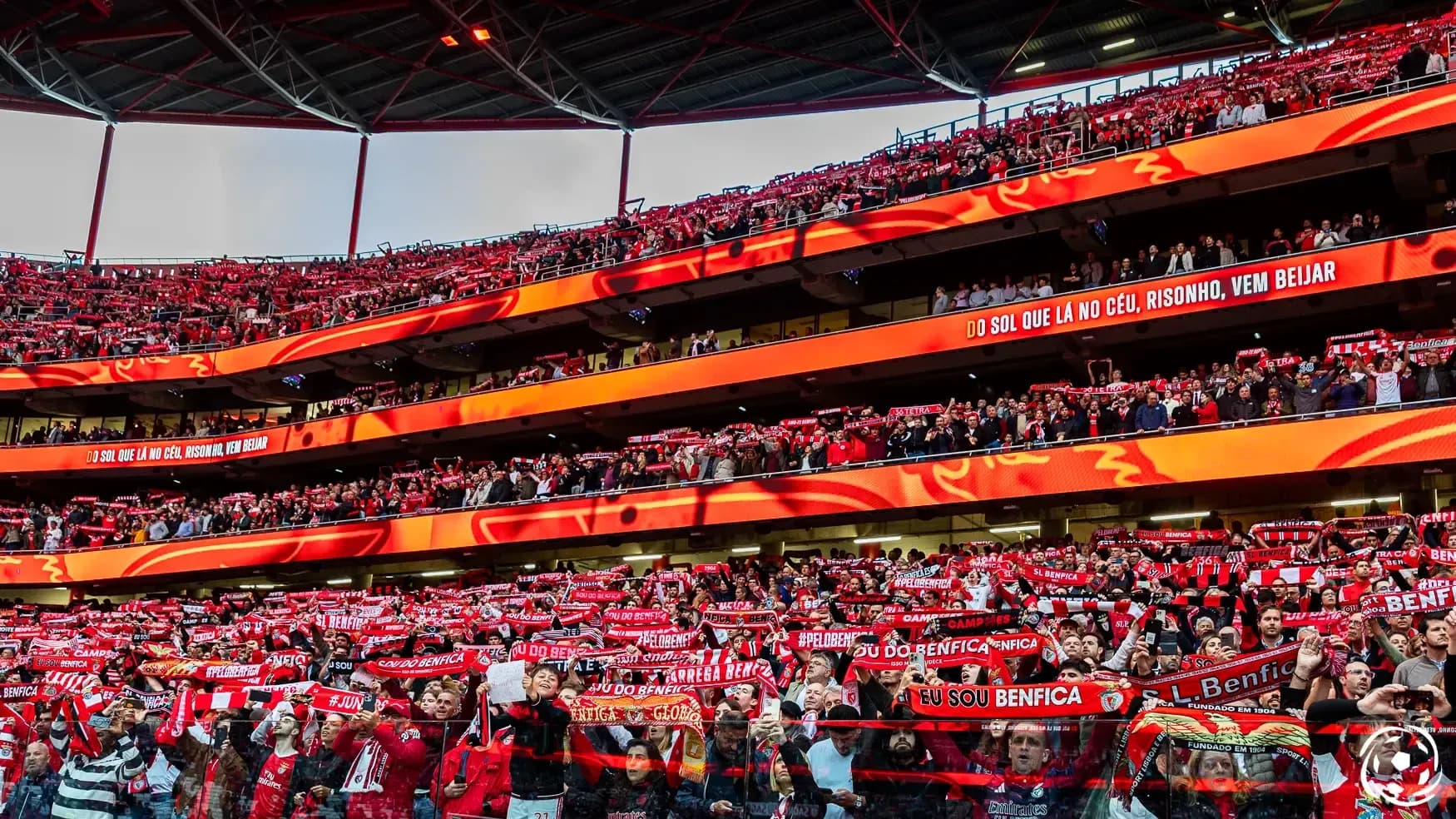 Aficionados de Benfica con bufandas en el estadio Aficionados de Benfica con bufandas en el estadio