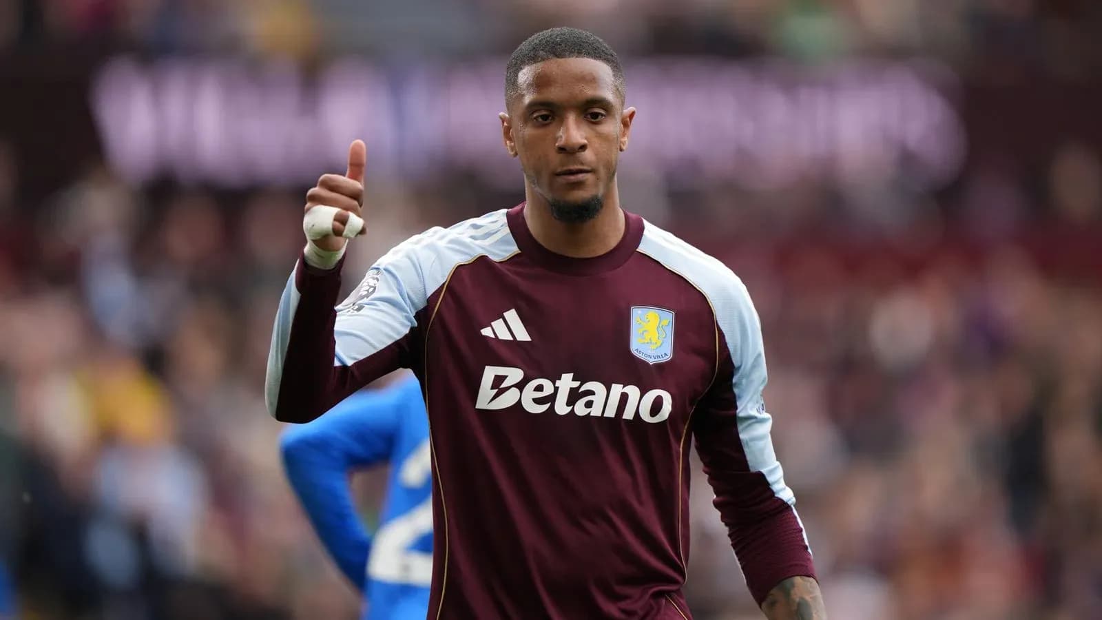 Portero de Aston Villa dando un pulgar arriba Portero de Aston Villa dando un pulgar arriba