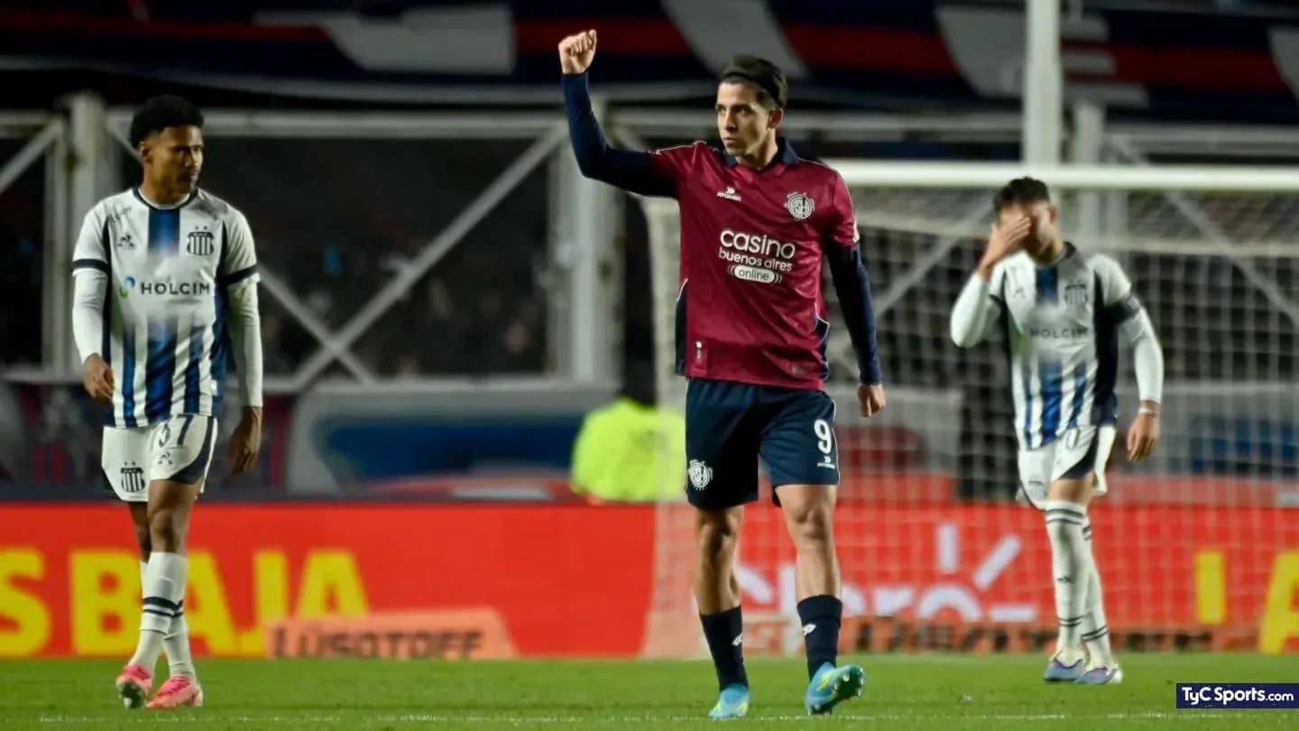 Jugador de San Lorenzo celebra un gol Jugador de San Lorenzo celebra un gol