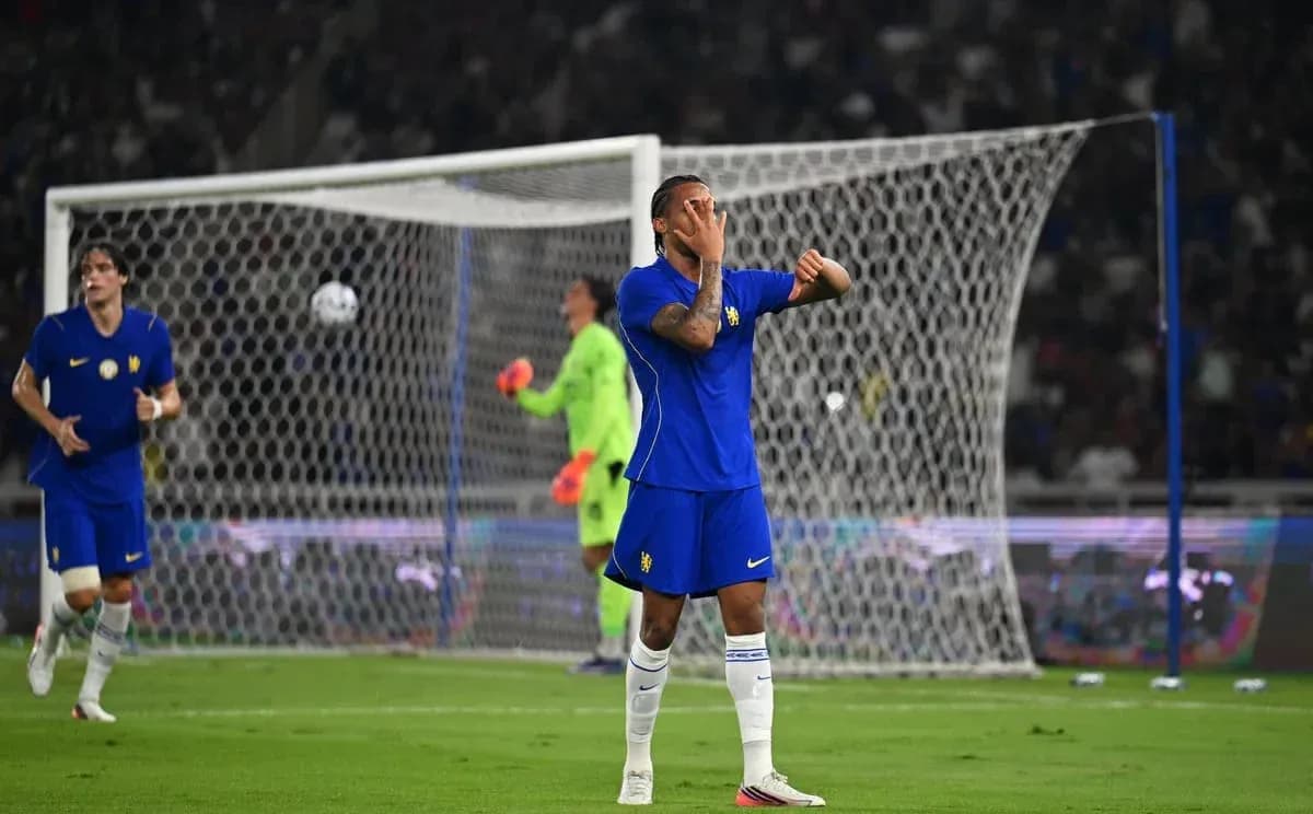 Jugador en camiseta azul gesticulando en el partido Jugador en camiseta azul gesticulando en el partido