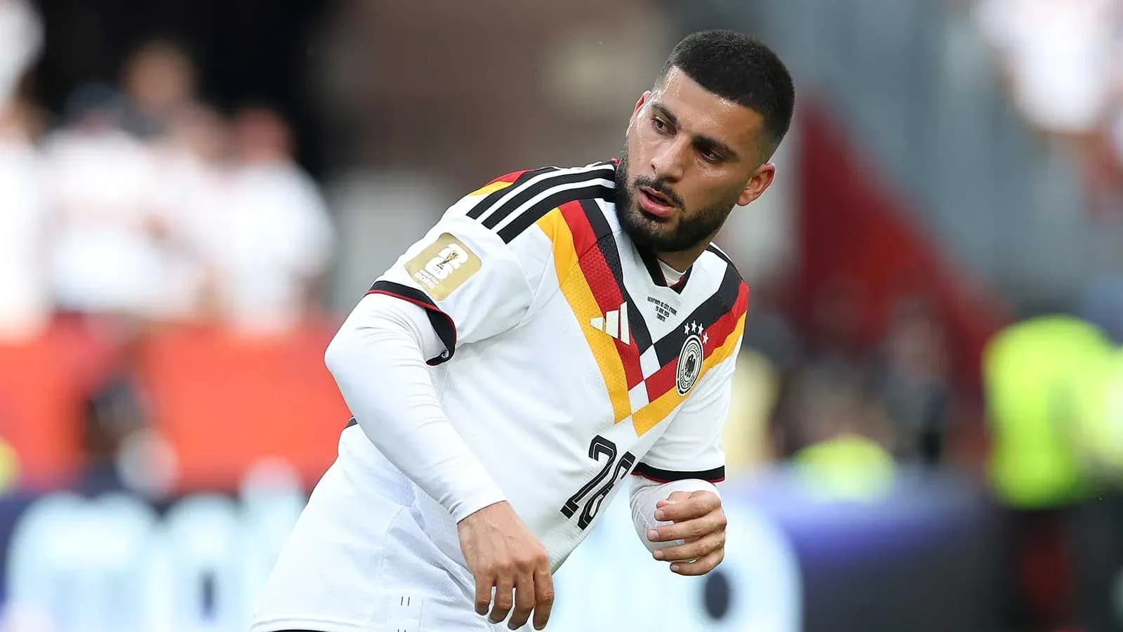Jugador de Alemania con camiseta blanca en acción Jugador de Alemania con camiseta blanca en acción