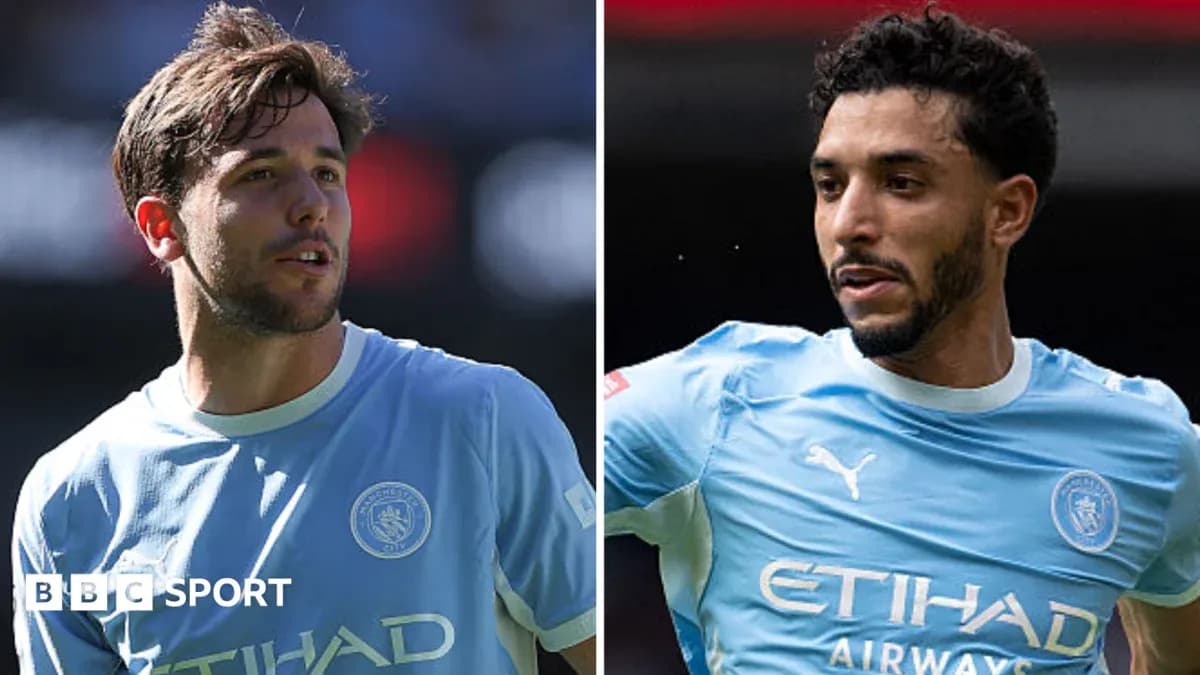 Jugadores de Manchester City en uniforme durante un partido Jugadores de Manchester City en uniforme durante un partido