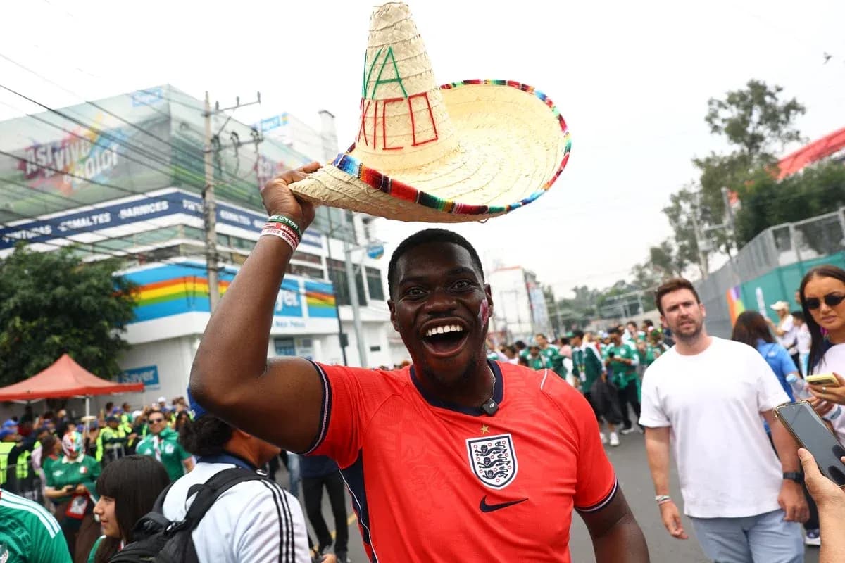 Hombre con sombrero celebrando en la calle Hombre con sombrero celebrando en la calle