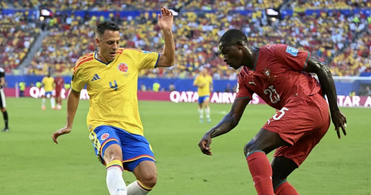 Jugadores de Colombia y Marruecos compitiendo por el balón Jugadores de Colombia y Marruecos compitiendo por el balón