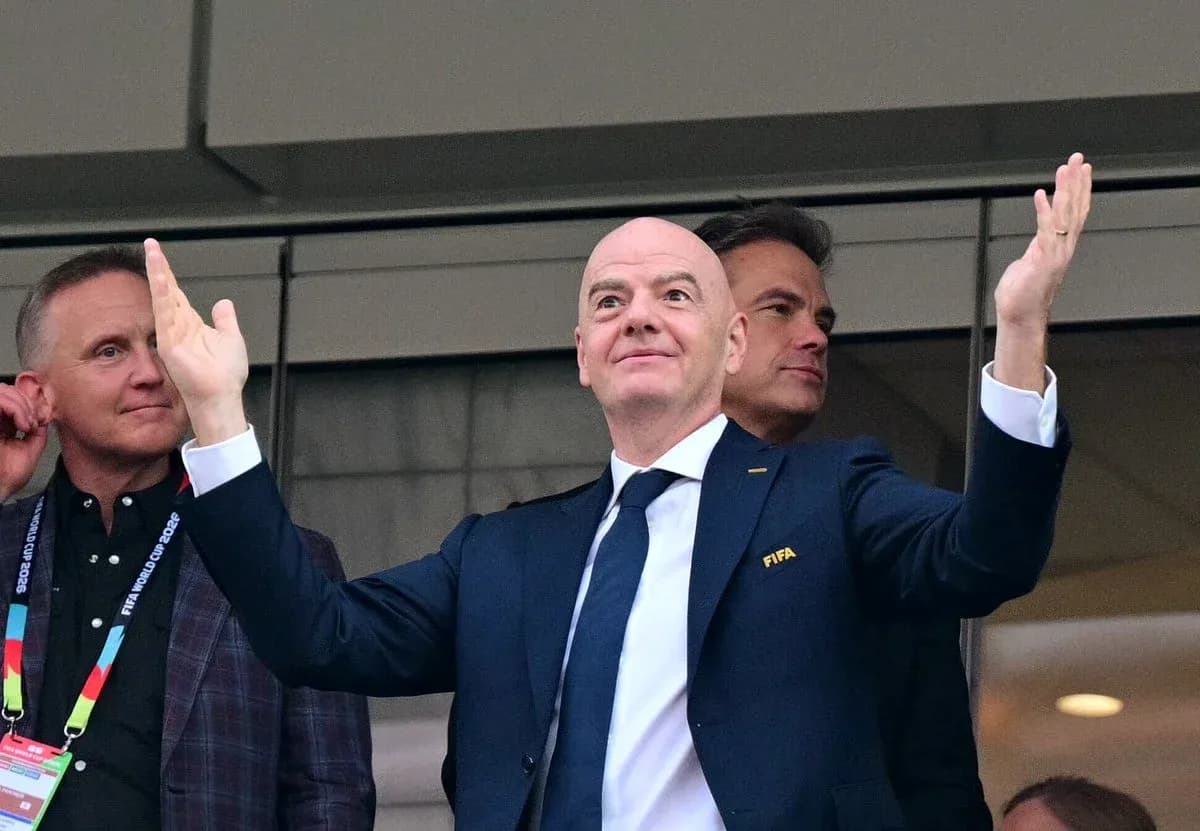 Gianni Infantino saludando desde un palco Gianni Infantino saludando desde un palco