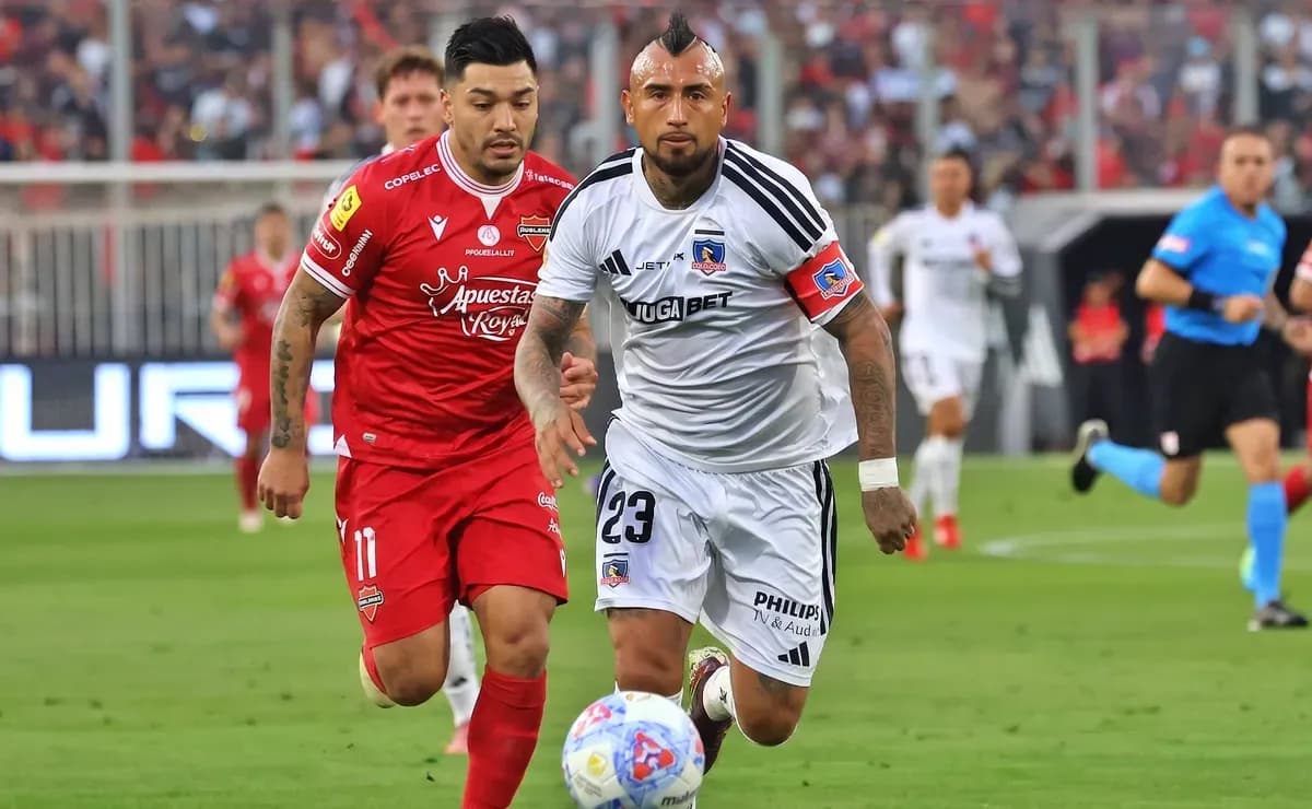 Arturo Vidal avanzando con el balón en el partido Arturo Vidal avanzando con el balón en el partido