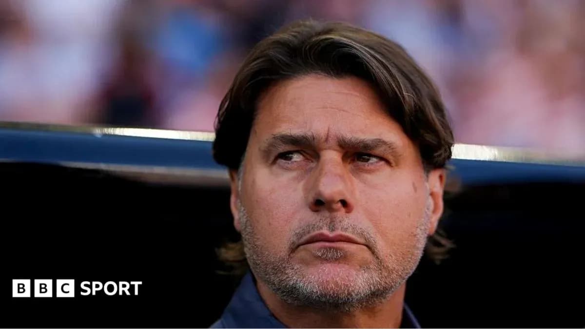 Entrenador observando desde el banquillo durante el partido Entrenador observando desde el banquillo durante el partido