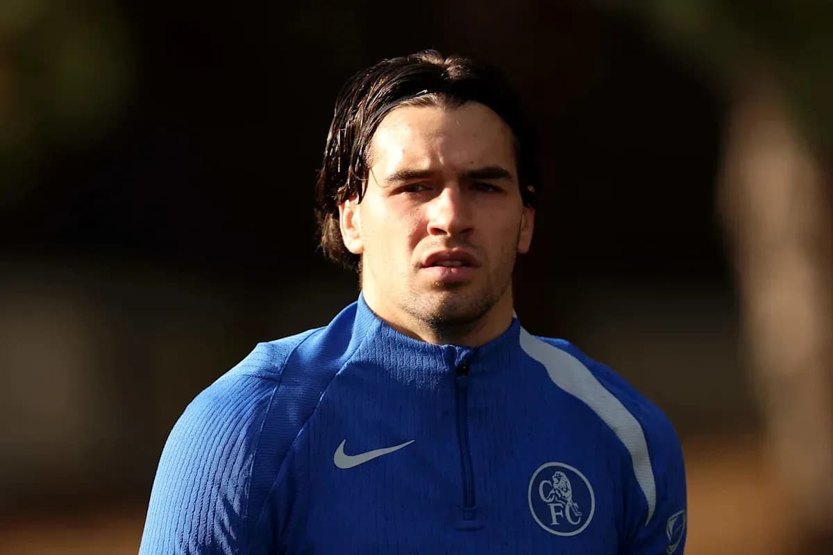 Jugador en camiseta azul de entrenamiento de Chelsea Jugador en camiseta azul de entrenamiento de Chelsea