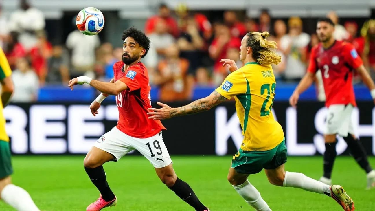 Jugador egipcio controla el balón en partido contra Australia Jugador egipcio controla el balón en partido contra Australia