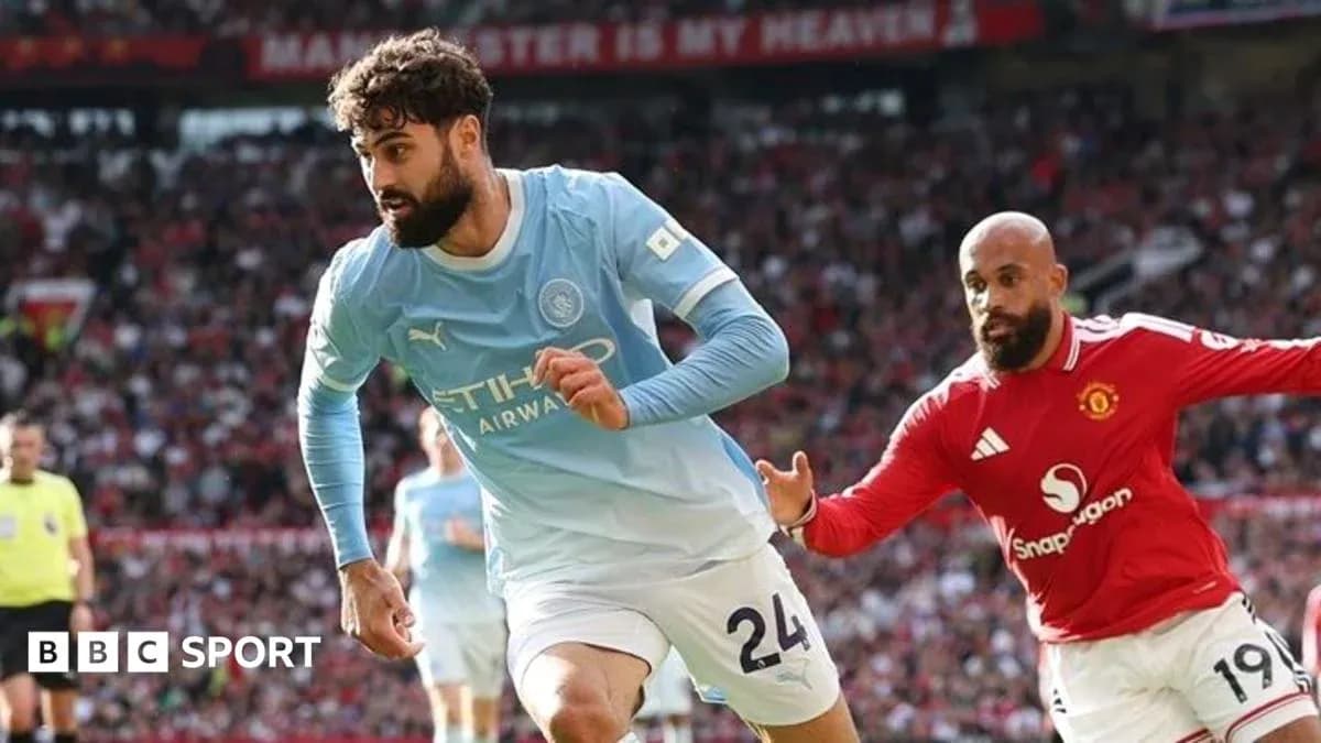 Jugador de Manchester City corriendo con balón en partido Jugador de Manchester City corriendo con balón en partido