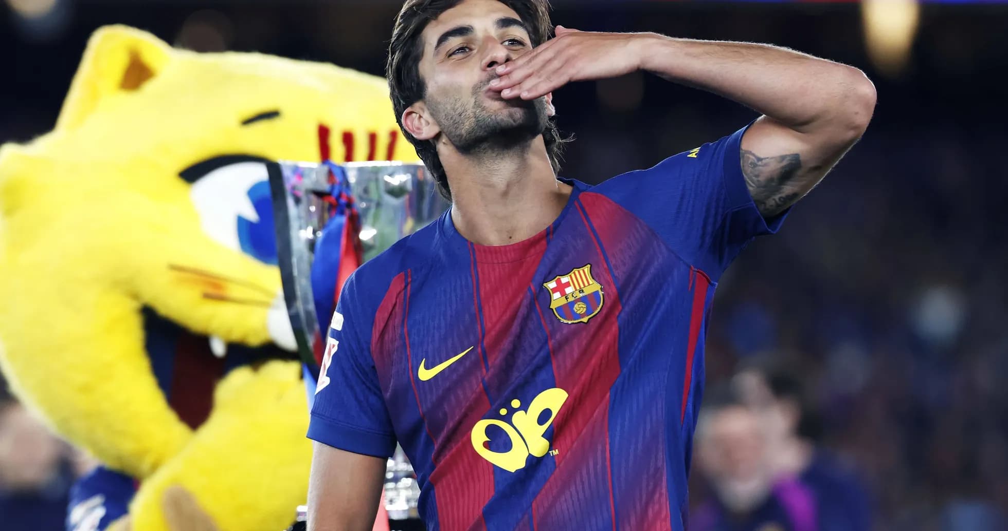 Jugador de Barcelona besando el trofeo de campeón Jugador de Barcelona besando el trofeo de campeón