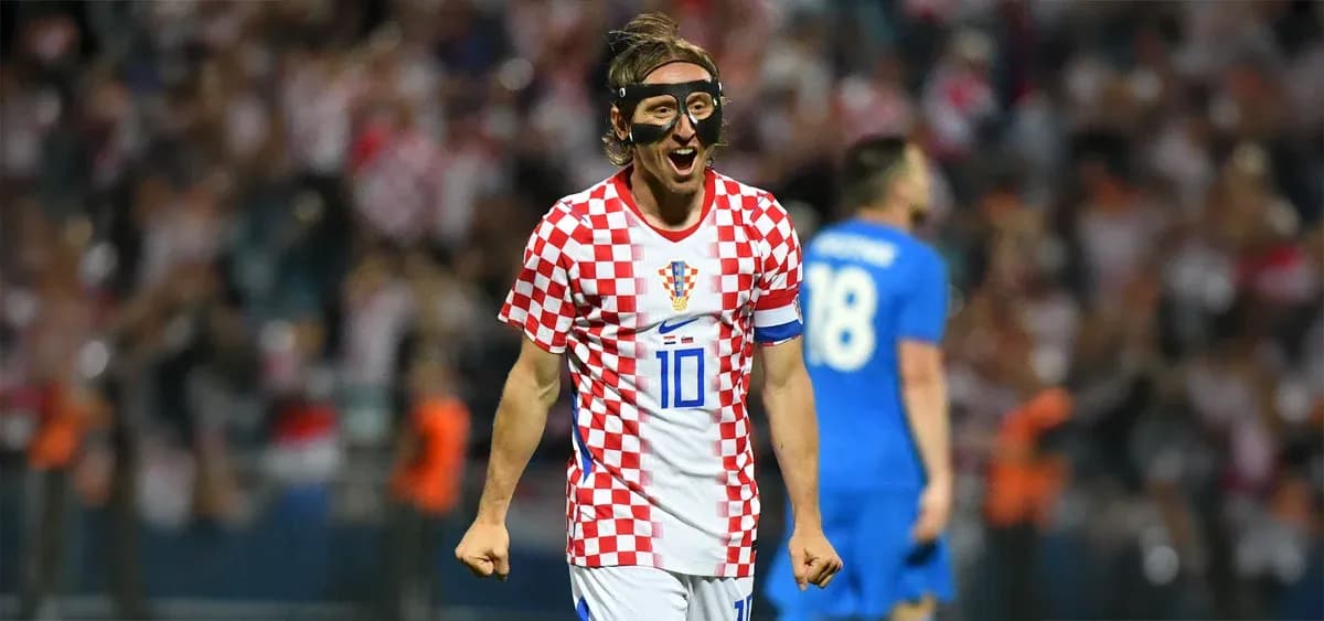 Jugador croata celebrando con camiseta de cuadros Jugador croata celebrando con camiseta de cuadros