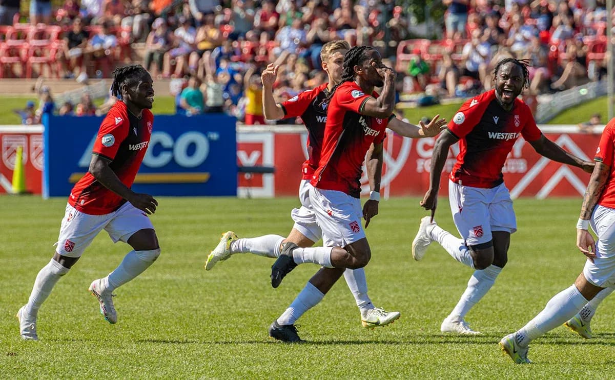 Jugadores de Cavalry FC celebrando un gol Jugadores de Cavalry FC celebrando un gol