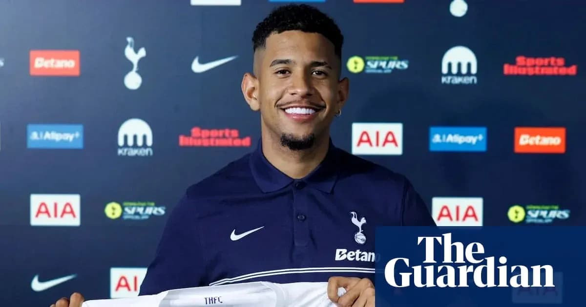 Jugador sosteniendo camiseta de Tottenham Hotspur en presentación Jugador sosteniendo camiseta de Tottenham Hotspur en presentación