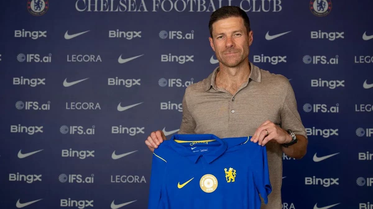 Nuevo entrenador sosteniendo camiseta de Chelsea FC Nuevo entrenador sosteniendo camiseta de Chelsea FC