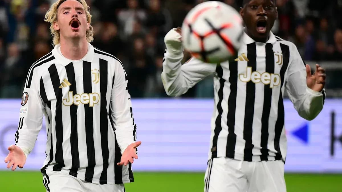 Jugadores de Juventus reaccionando durante un partido Jugadores de Juventus reaccionando durante un partido