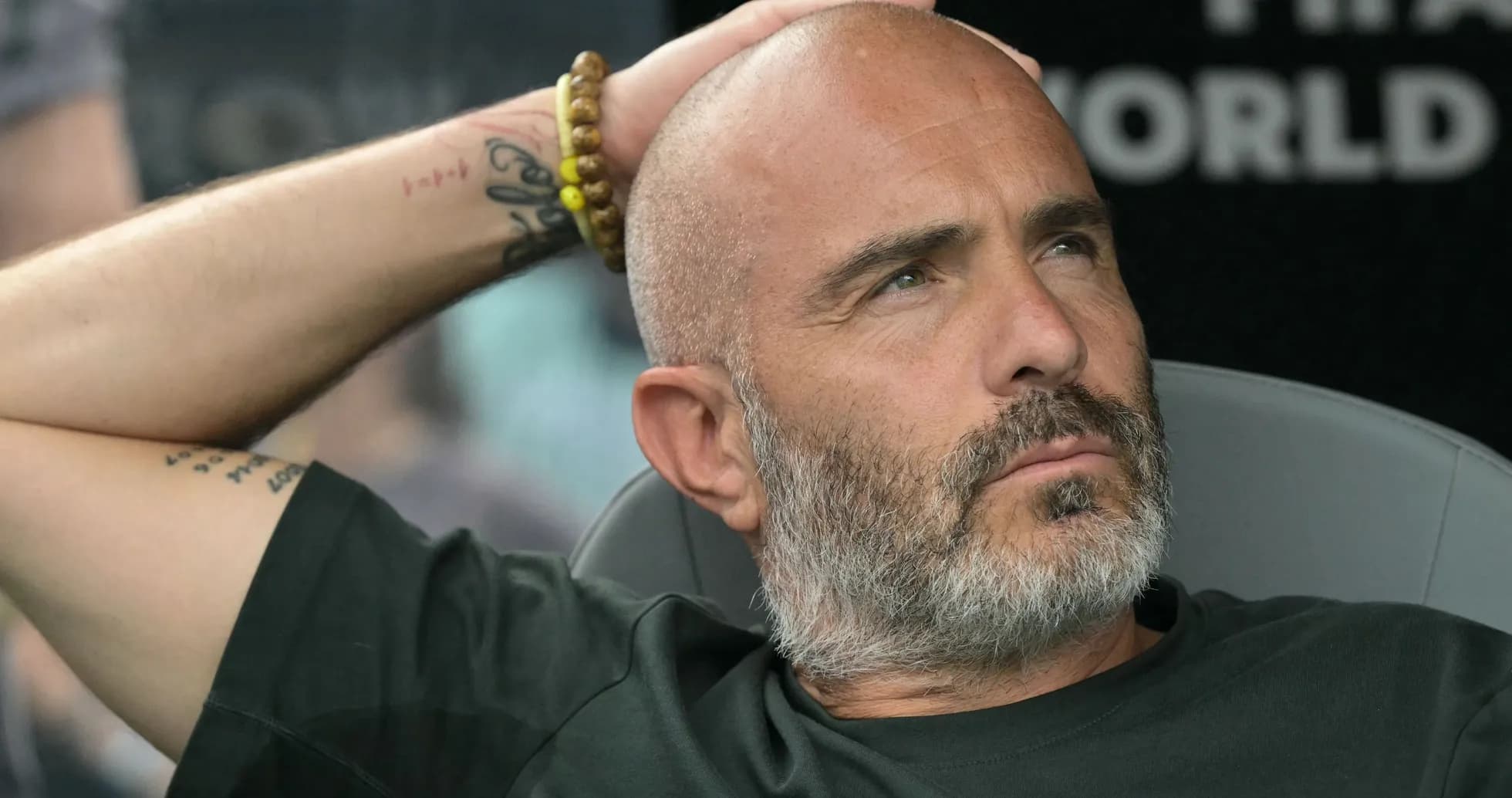 Entrenador sentado en el banquillo durante partido Entrenador sentado en el banquillo durante partido