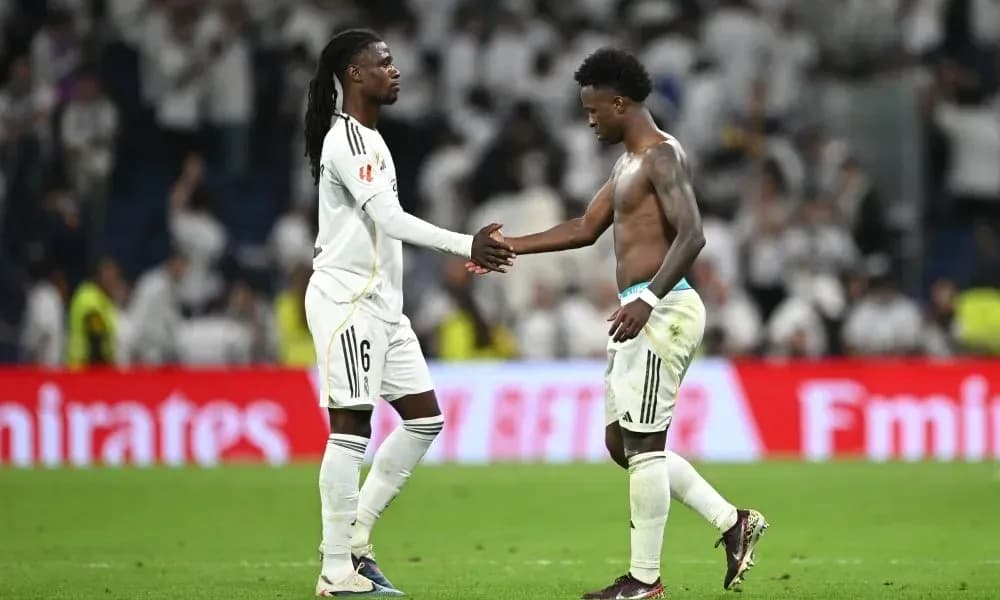 Jugadores de Real Madrid se saludan tras partido Jugadores de Real Madrid se saludan tras partido