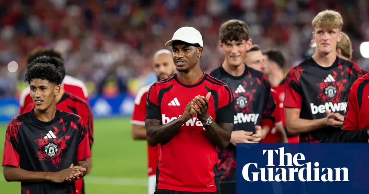Jugadores de Manchester United en el campo después del partido Jugadores de Manchester United en el campo después del partido