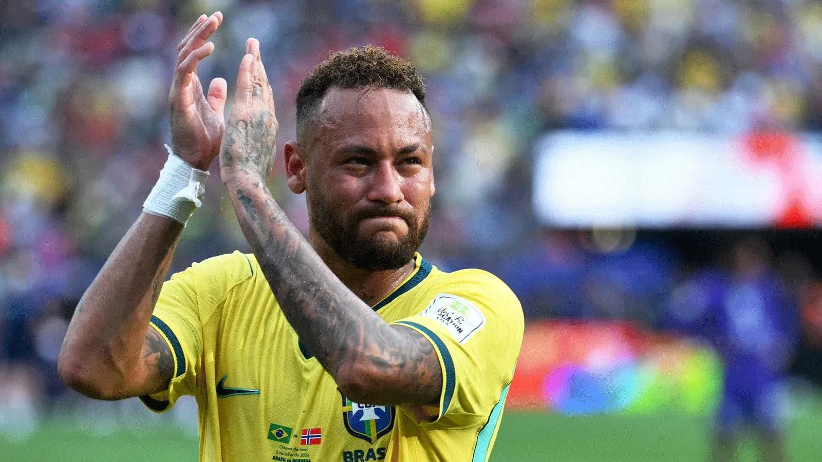 Neymar aplaudiendo a la afición en el estadio Neymar aplaudiendo a la afición en el estadio