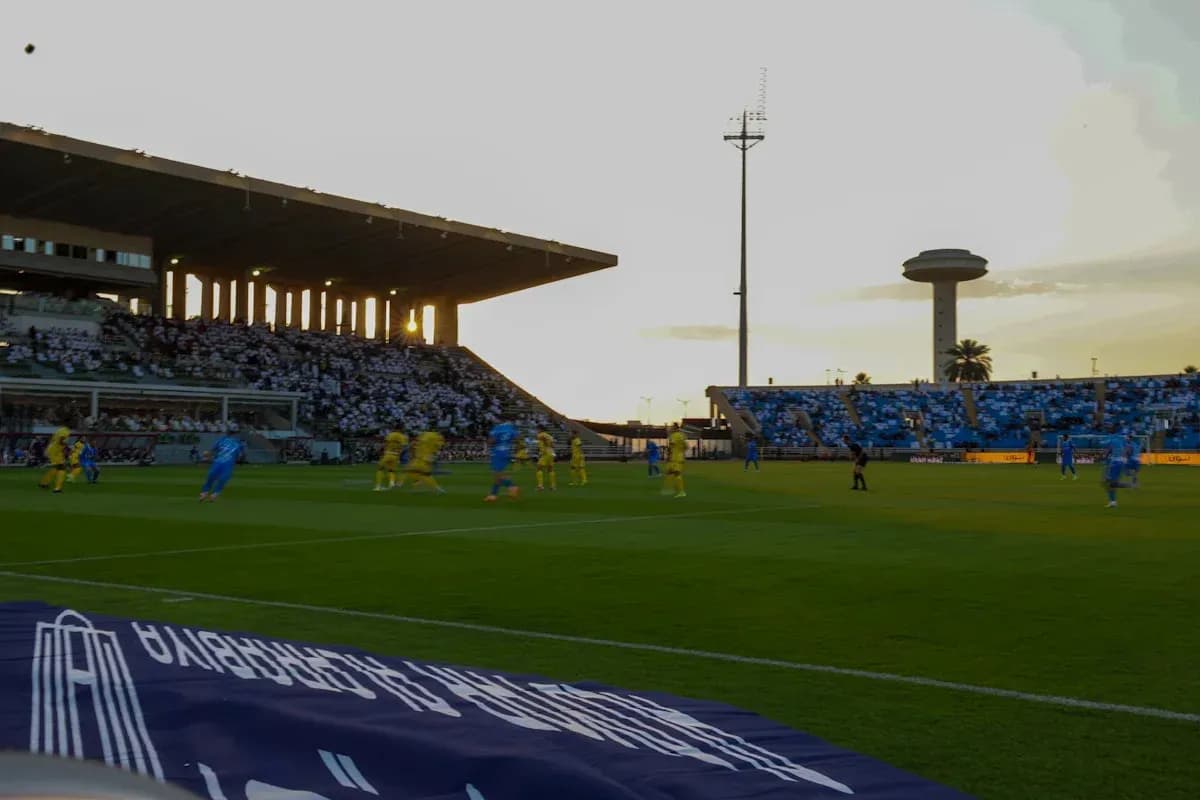 Partido de fútbol en estadio al atardecer Partido de fútbol en estadio al atardecer
