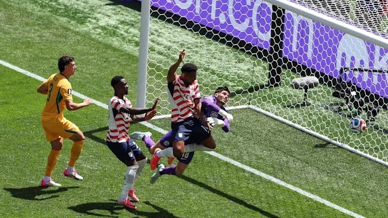 Jugadores compiten cerca de la portería en el partido Jugadores compiten cerca de la portería en el partido