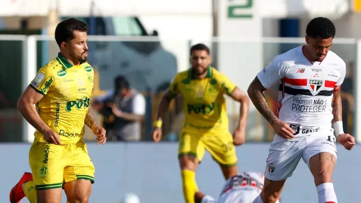 Jugadores de Mirassol y Sao Paulo en acción Jugadores de Mirassol y Sao Paulo en acción