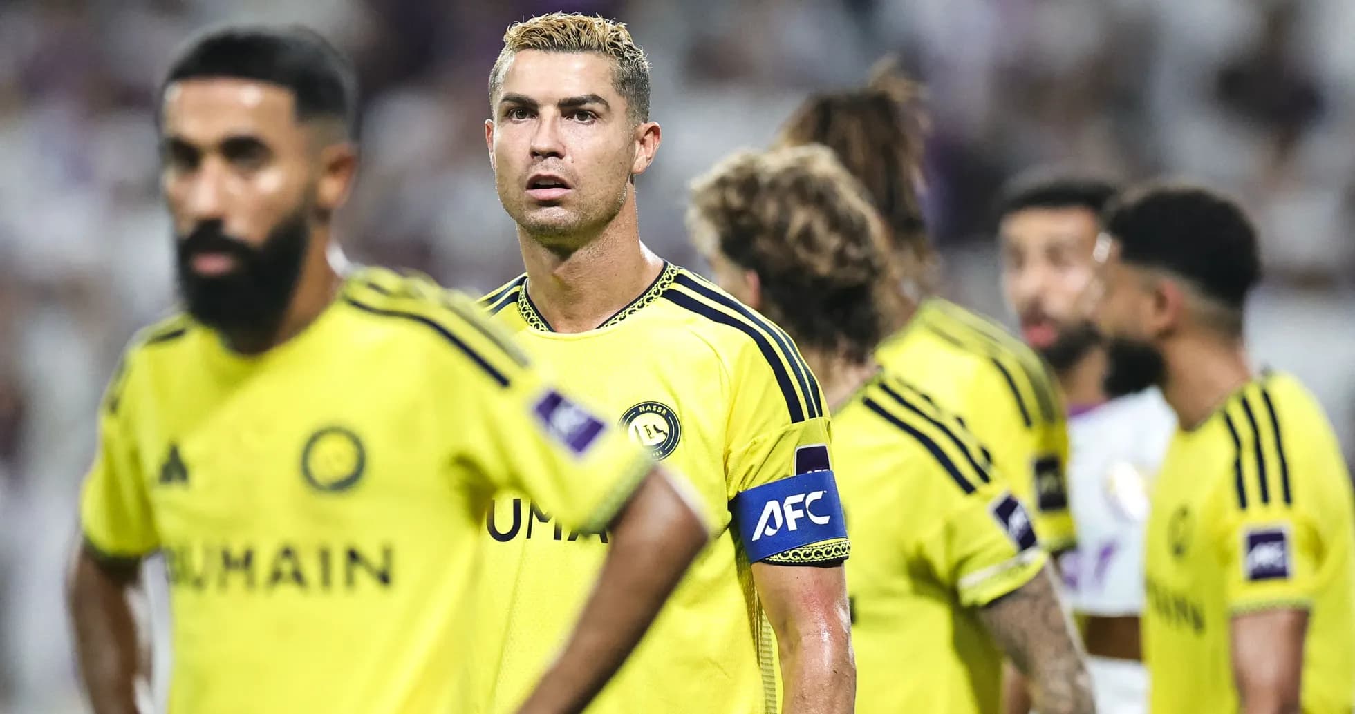 Cristiano Ronaldo y compañeros en el campo de fútbol Cristiano Ronaldo y compañeros en el campo de fútbol