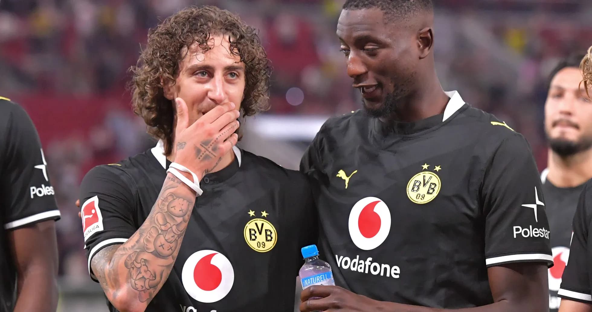 Jugadores de Borussia Dortmund conversando en el campo Jugadores de Borussia Dortmund conversando en el campo