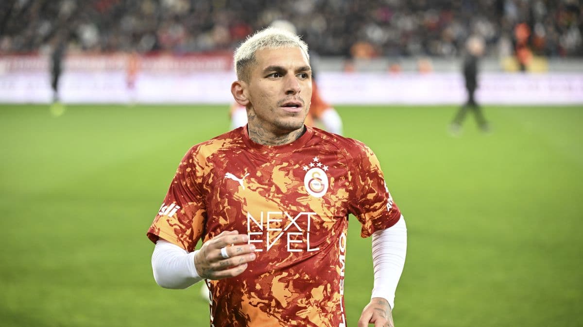 Jugador de Galatasaray en el campo durante el calentamiento Jugador de Galatasaray en el campo durante el calentamiento