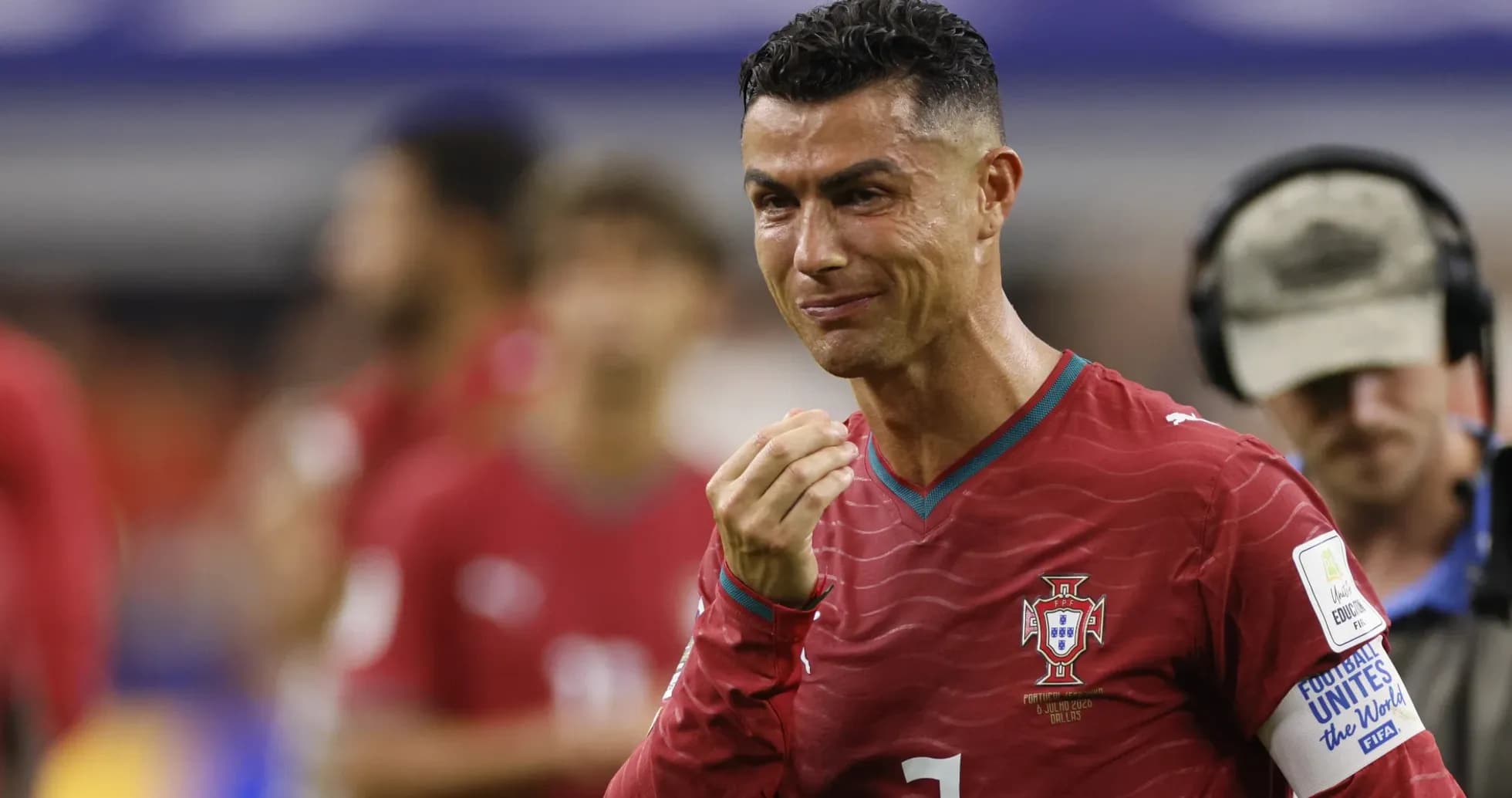 Jugador de Portugal en partido, con uniforme rojo Jugador de Portugal en partido, con uniforme rojo