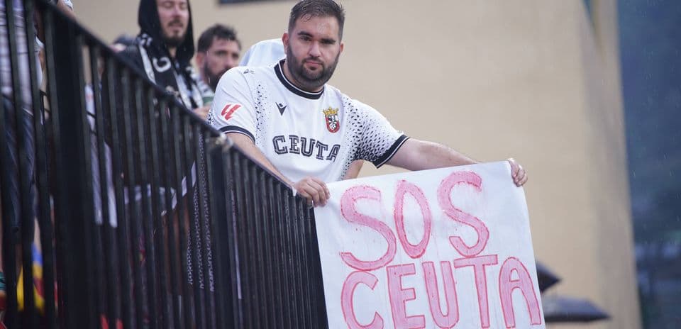 Crisis en la frontera obliga a 15 jugadores a cancelar fichajes con AD Ceuta Crisis en la frontera obliga a 15 jugadores a cancelar fichajes con AD Ceuta