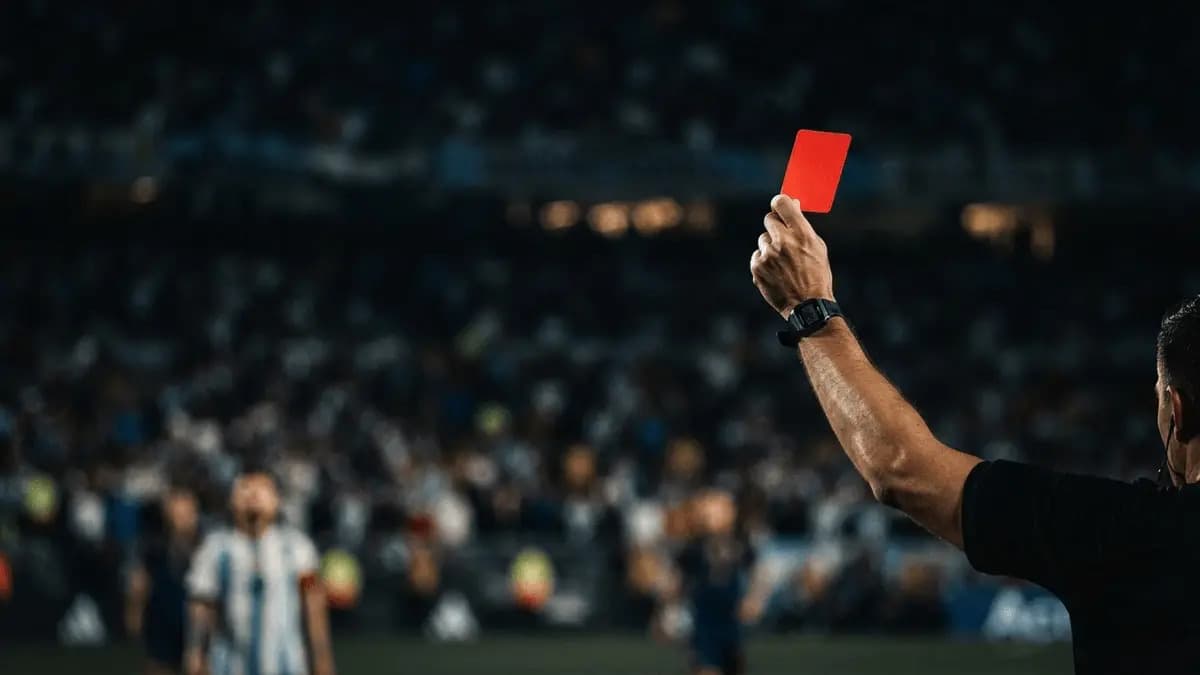 Argentina, primer país con tres expulsiones en una final de la Copa del Mundo Argentina, primer país con tres expulsiones en una final de la Copa del Mundo